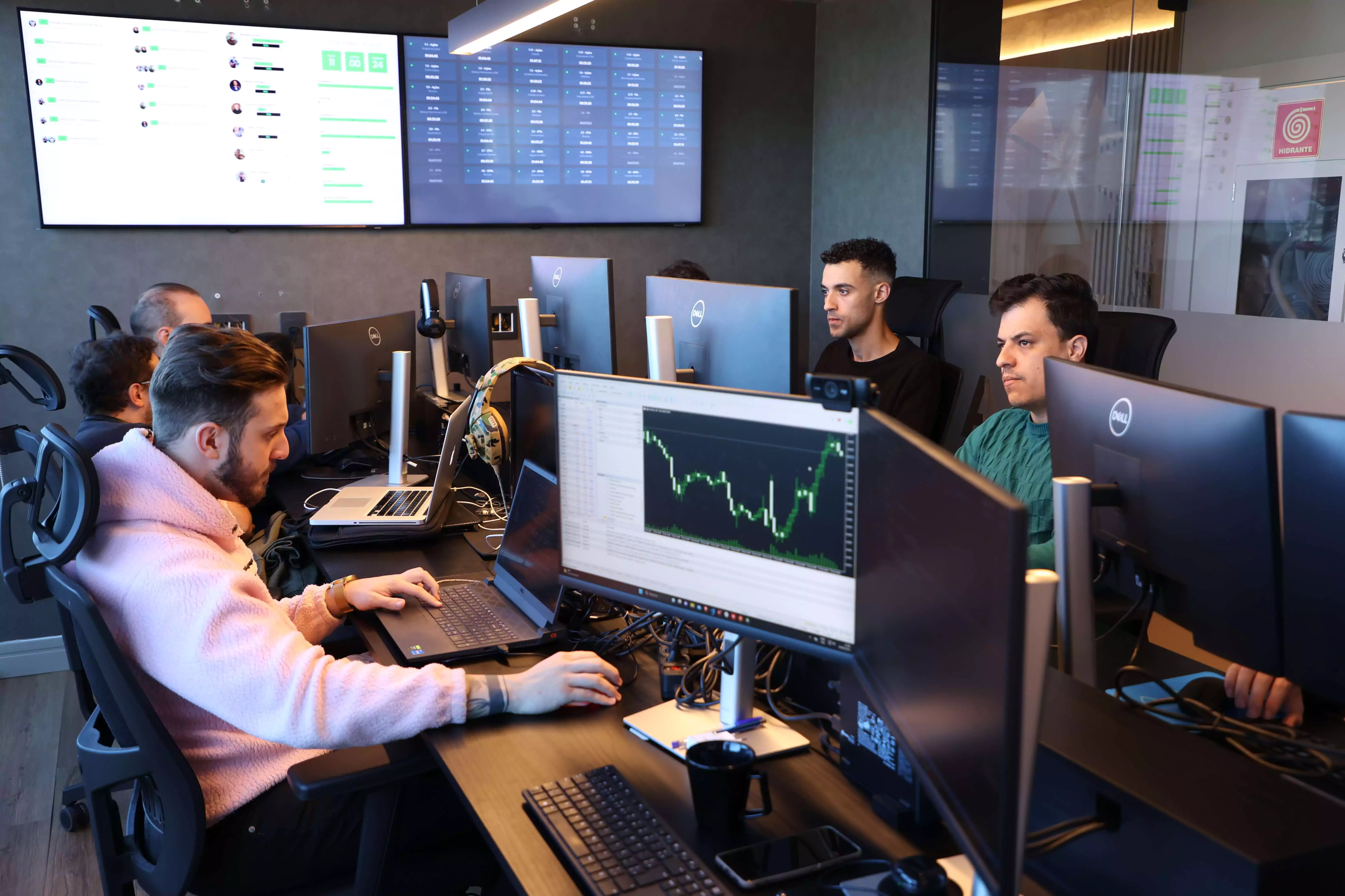 Programadores trabalhando na fcode