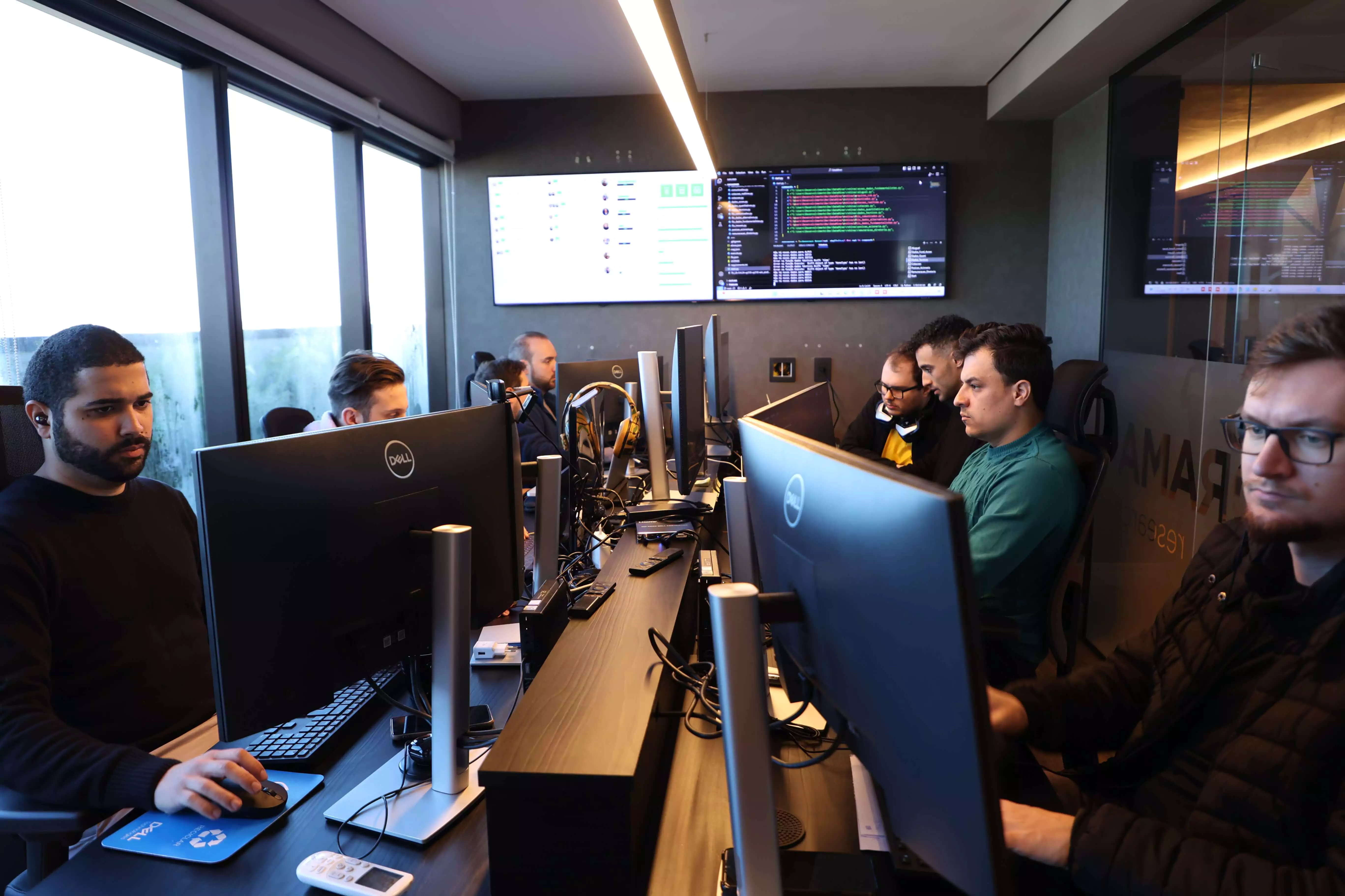 Imagem da equipe fcode trabalhando